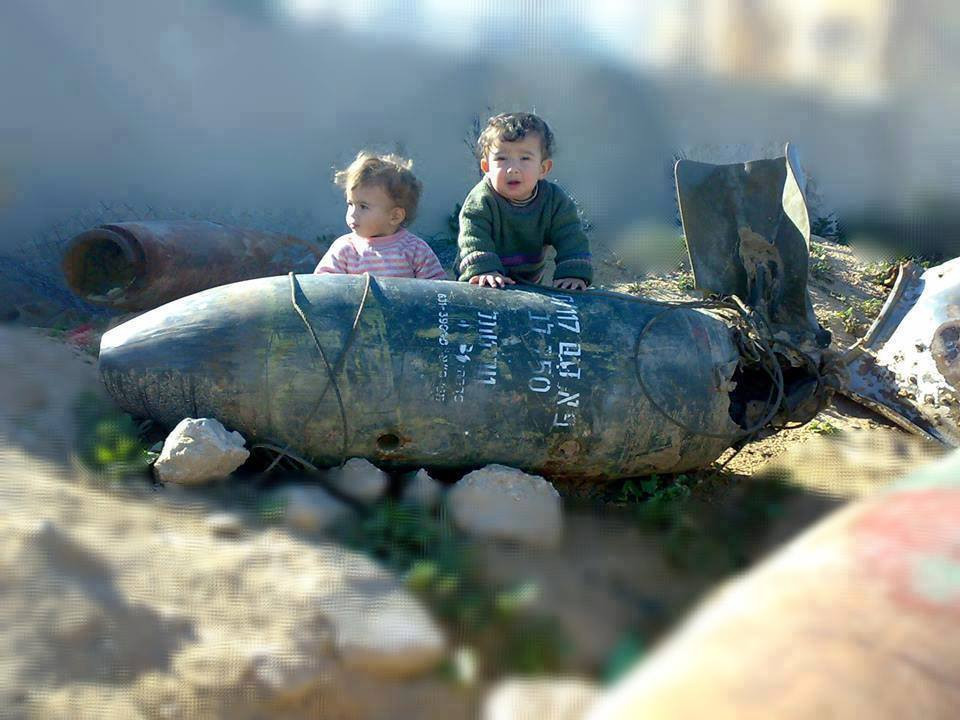 Παιδιά στη Γάζα παίζουν με τις ισραηλινές βόμβες