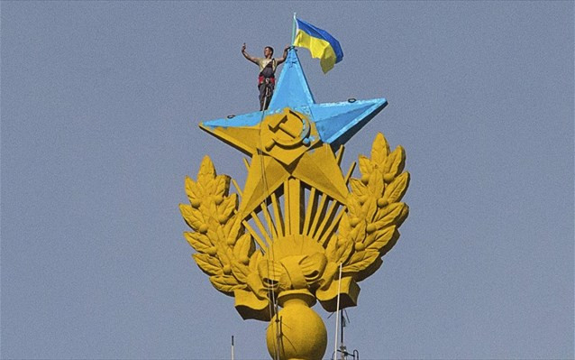 Έβαψαν το σοβιετικό αστέρι στα χρώματα της Ουκρανίας