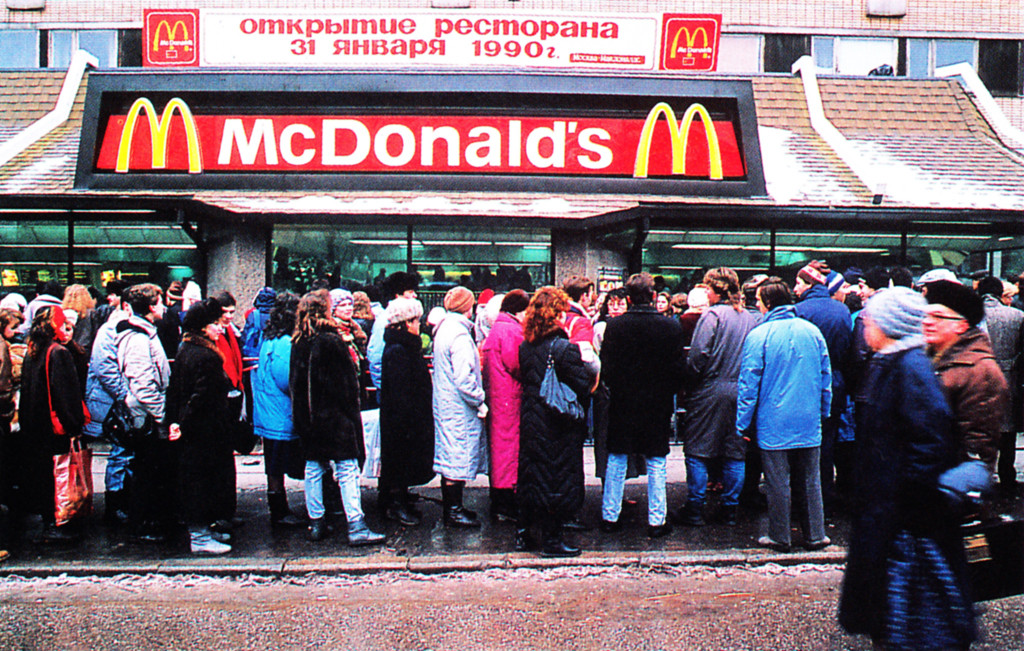 Οι ρωσικές αρχές έκλεισαν McDonald’s στη Μόσχα: Η εισβολή του Big Mac στη Σοβιετική Ένωση