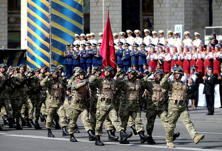 Ποροσένκο: Πάνω από 2,2 δισ. ευρώ για επανεξοπλισμό του στρατού