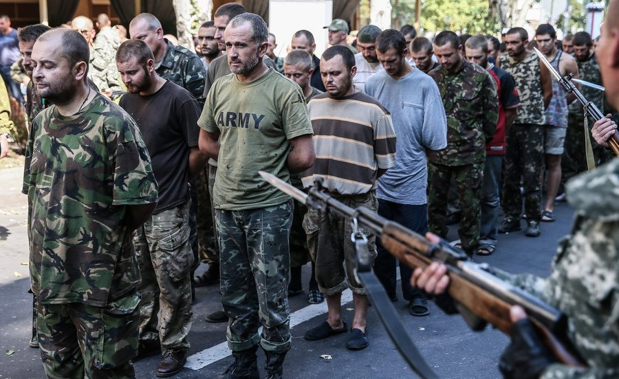 «Παρέλαση» Ουκρανών αιχμαλώτων οργάνωσαν αποσχιστές