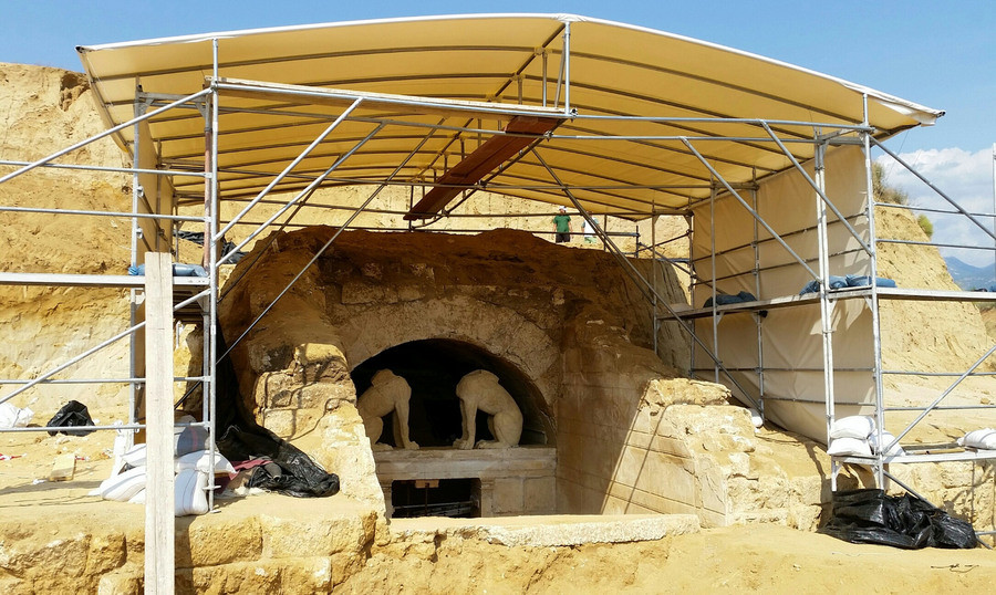Στον προθάλαμο του τάφου της Αμφίπολης οι αρχαιολόγοι (Βίντεο)