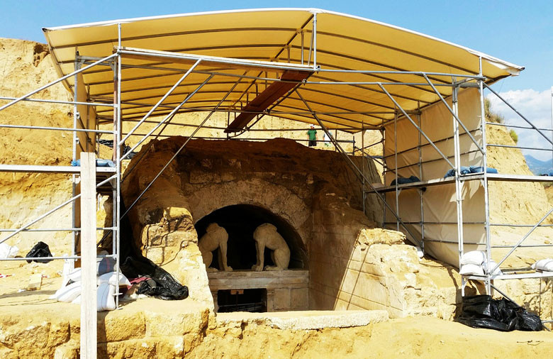 Πίσω από το κυβερνητικό σόου της Αμφίπολης, «μαύρη μέρα» για την Αρχαιολογική Υπηρεσία