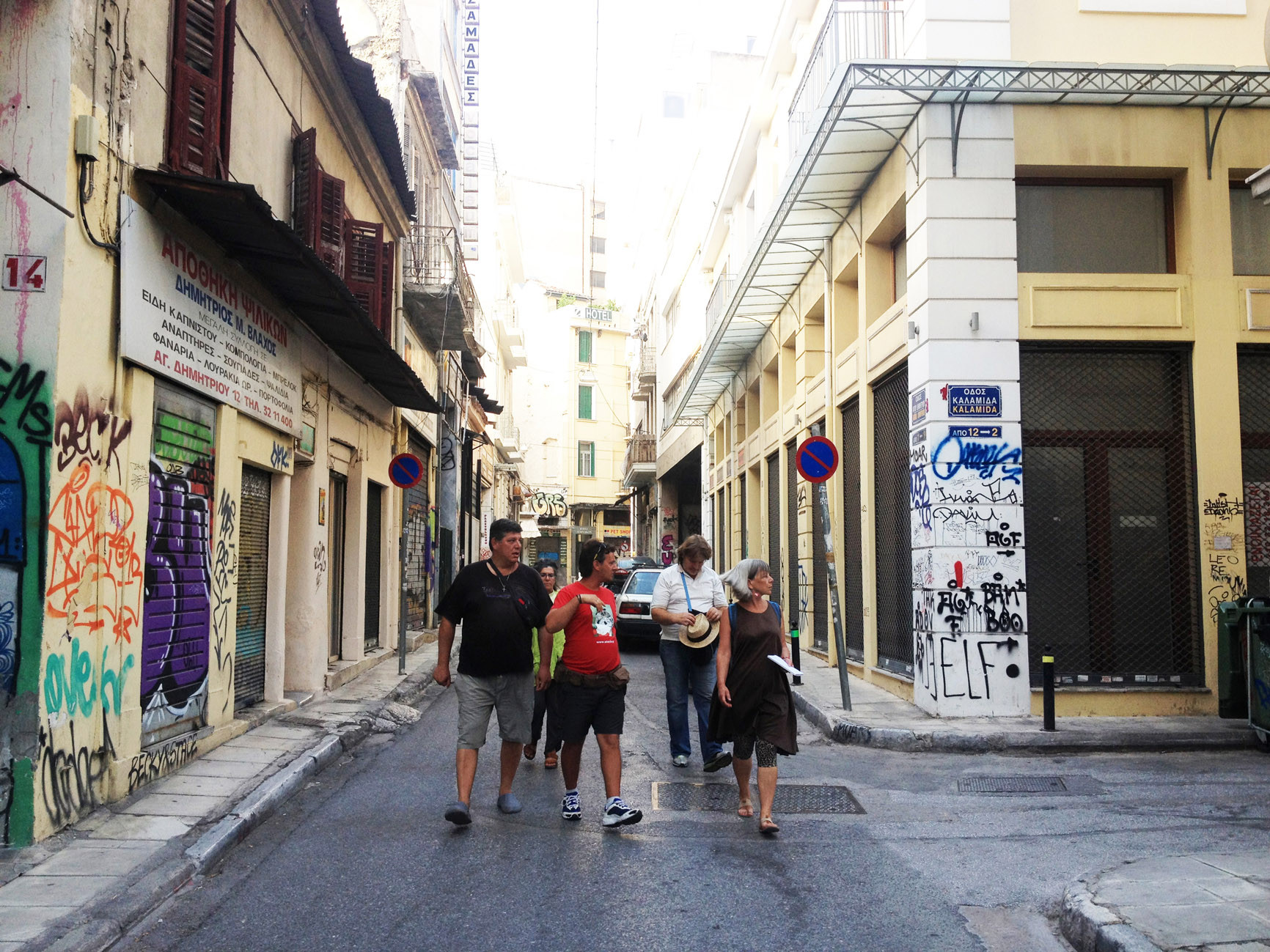 Ιχνηλατώντας «αόρατες διαδρομές» της Αθήνας με οδηγούς άστεγους πολίτες
