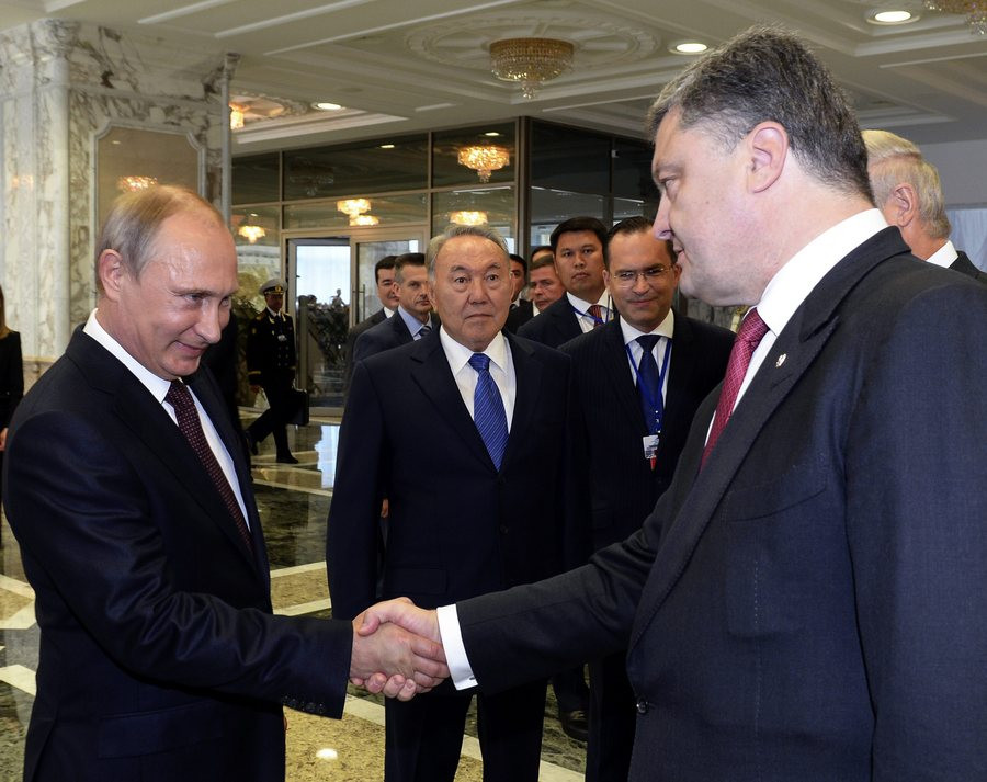 Συνέχεια διαλόγου συμφώνησαν Πούτιν και Ποροσένκο ενώ μάχες διεξάγονται στο Ντονέτσκ