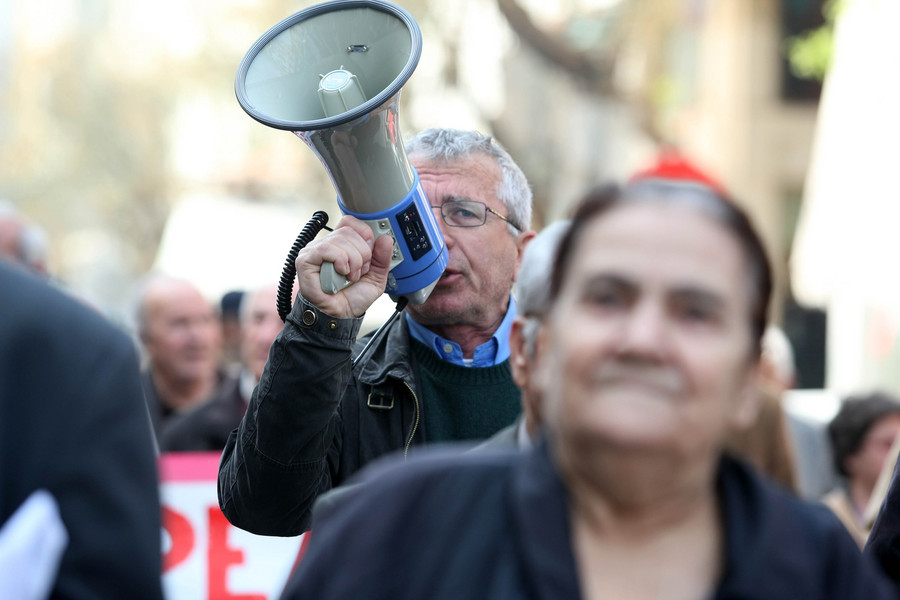 Εισηγήσεις για μείωση της βασικής σύνταξης των 360 ευρώ