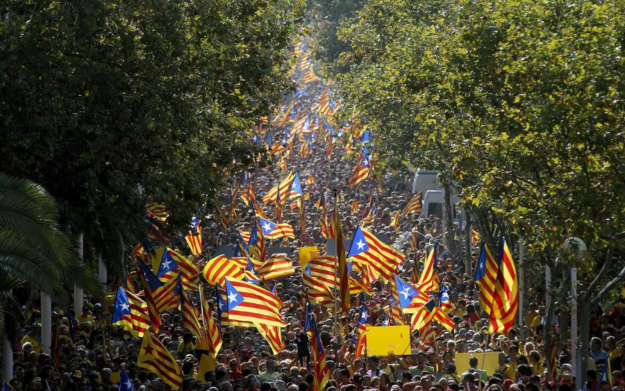 Το δημοψήφισμα της Σκωτίας βγάζει ξανά στους δρόμους τους Καταλανούς