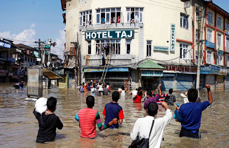 Βιβλική η καταστροφή στο Κασμίρ: Εκατοντάδες νεκροί από τις πλημμύρες
