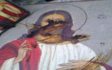 Κρήτη: Αφόδευσαν και ούρησαν πάνω σε εικόνες του Χριστού
