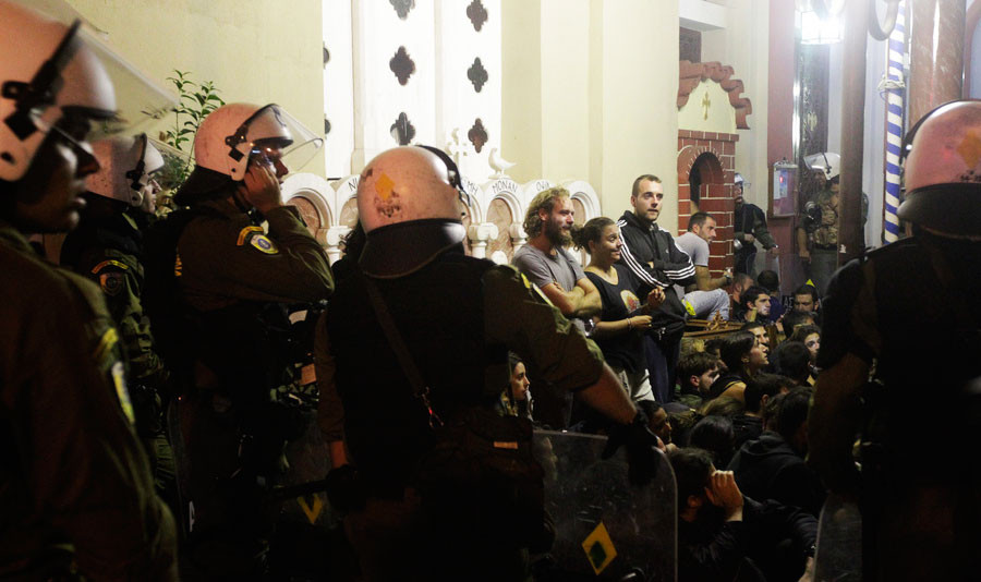 Το Σάββατο στο αυτόφωρο οι συλληφθέντες της αντιφασιστικής: «Σκηνοθετημένο σκηνικό» καταγγέλλει και ο ΣΥΡΙΖΑ