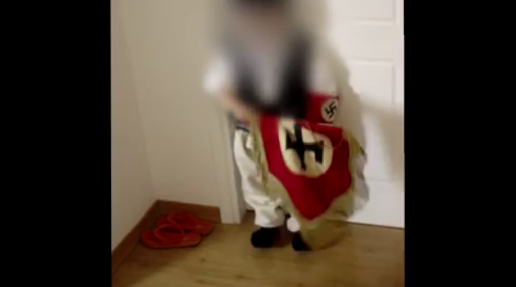 Υπόθεση ΧΑ: Ο Παππάς μαθαίνει ανήλικο παιδί να λέει «Heil Hitler»