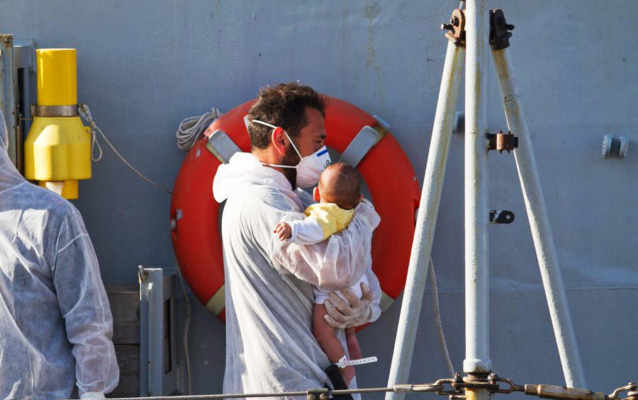 Κορίτσι 17 μηνών από τη Συρία επιβίωσε τρεις μέρες στη θάλασσα