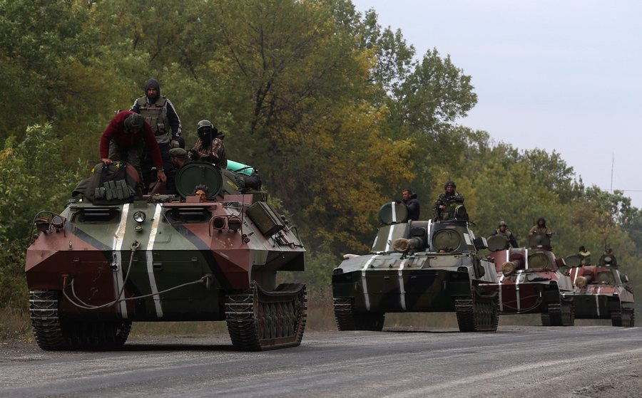 Οι φιλορώσοι αποσύρουν οπλισμό από την ανατολική Ουκρανία