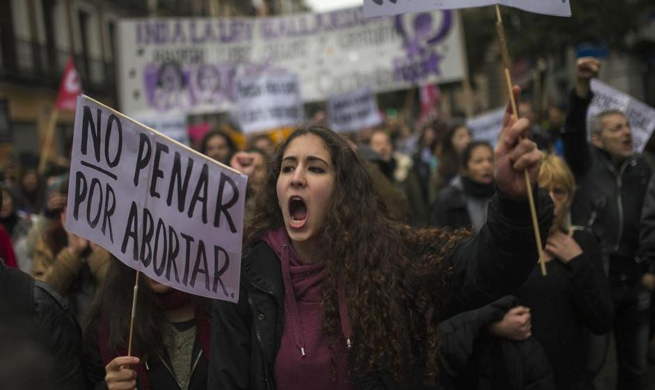 Ισπανία: Αποσύρθηκε νομοσχέδιο που περιόριζε το δικαίωμα στην άμβλωση
