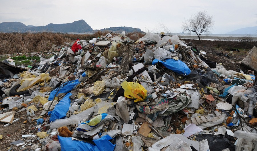 Επιβολή προστίμου στην Ελλάδα για τα επικίνδυνα απόβλητα ζητά η ΕΕ