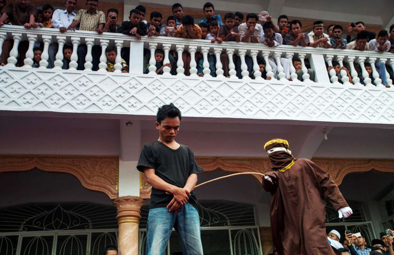 Ινδονησία: Βουρδουλιές για ομοφυλόφιλους, μοιχεία και προγαμιαίες σχέσεις