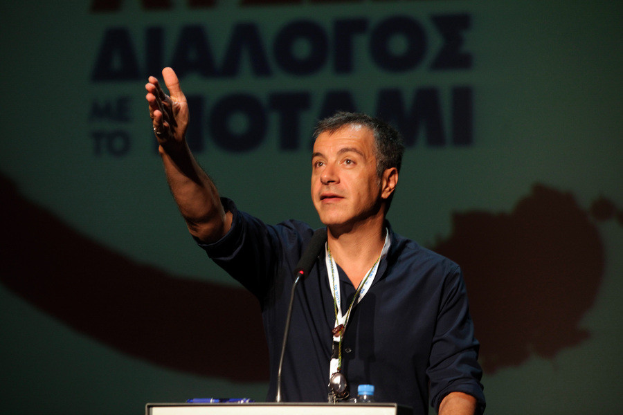 Στ. Θεοδωράκης: Στα υπουργεία πρέπει να είναι η Εθνική Ελλάδος