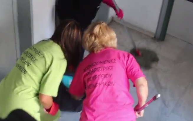 Καθάρισαν τη ΔΟΥ Γαλατσίου οι απολυμένες καθαρίστριες (Βίντεο)