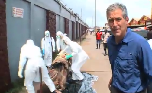 Χάος στην «πρώτη γραμμή» της επιδημίας Έμπολα: Βάζουν ζωντανό μέσα σε σακούλα για νεκρούς – Πρόλαβε να αντιδράσει (Βίντεο)
