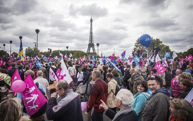 Χιλιάδες διαδήλωσαν στην Γαλλία κατά των κυήσεων στα ομόφυλα ζευγάρια