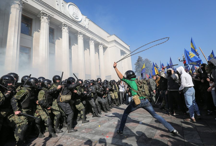 Επεισόδια με ακροδεξιούς έξω από την ουκρανική Βουλή