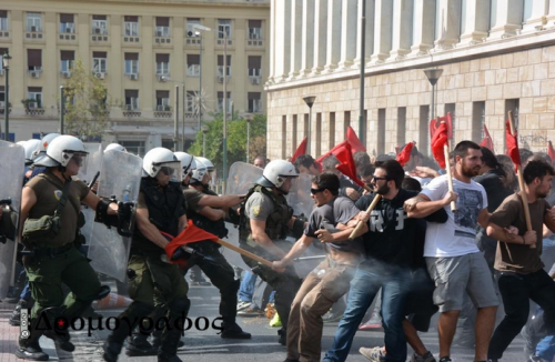 MAT εναντίον φοιτητών έξω από το Πανεπιστήμιο Αθηνών