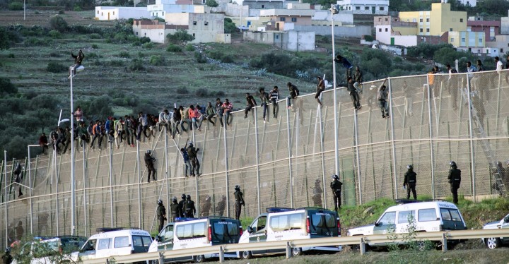 Ισπανοί συνοριοφύλακες ξυλοκοπούν μετανάστη μέχρι λιποθυμίας