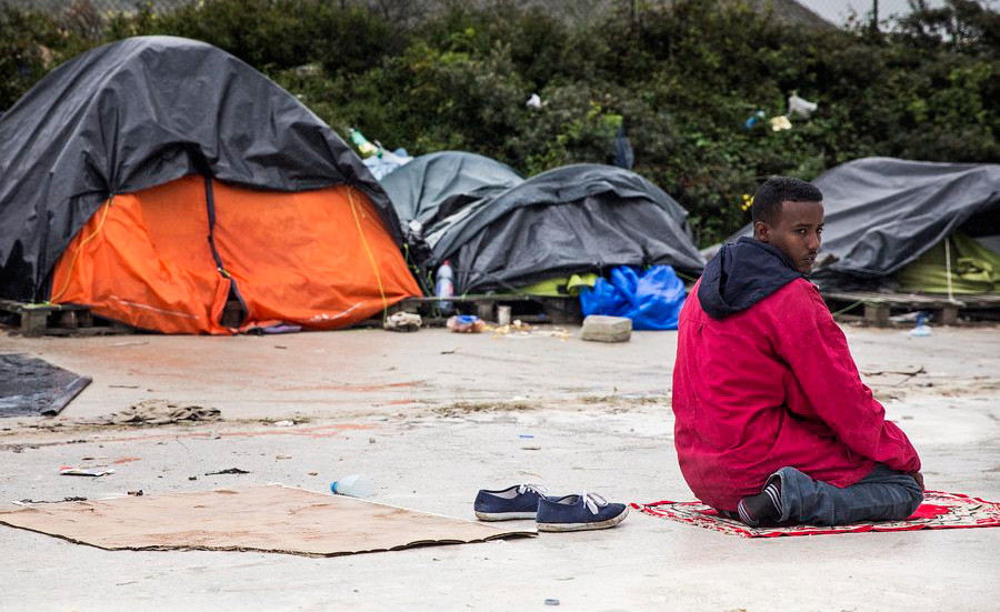 Γαλλία: Εκατοντάδες μετανάστες επιχείρησαν να καταλάβουν νταλίκες