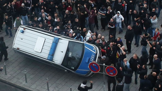 Βίαιες συγκρούσεις ακροδεξιών με αστυνομικούς στην Κολωνία