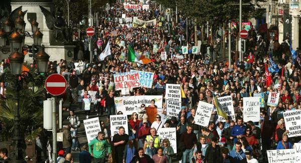 Μαζικές διαδηλώσεις στην Ιρλανδία για τις χρεώσεις στο νερό