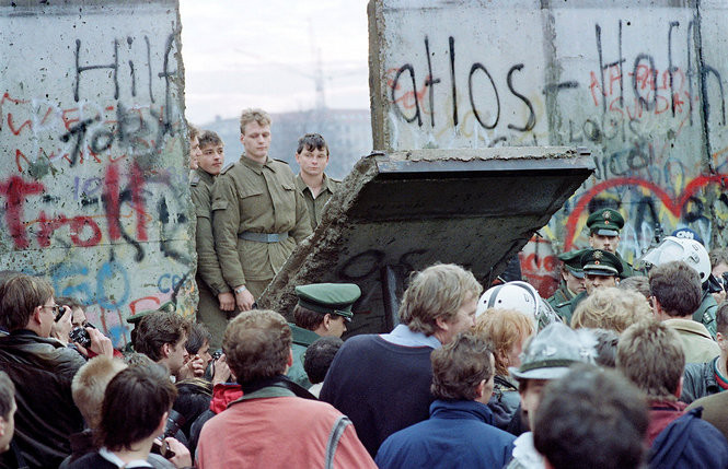 25 χρόνια πριν: η πτώση του Τείχους και η «χλωμή μητέρα»