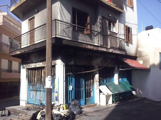 Οι γείτονες ξαναχτίζουν το μαγαζάκι των μεταναστών που κάηκε