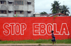 Αρχίζουν κλινικές δοκιμές θεραπείας για τον Έμπολα