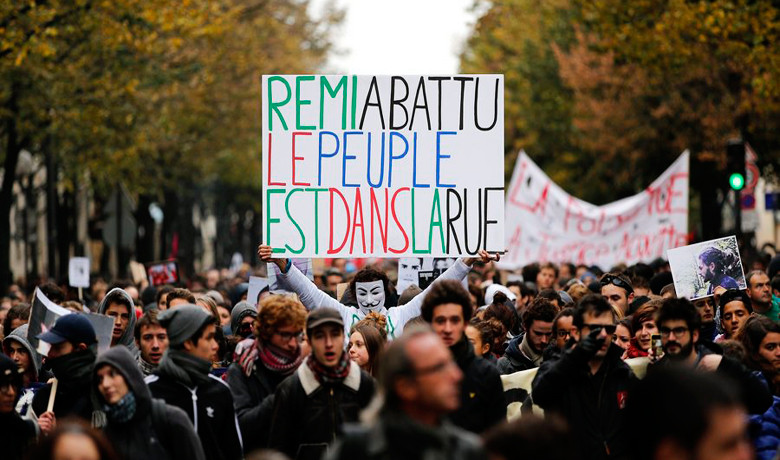 Γαλλία: Απαγορεύουν τη χρήση «κρότου – λάμψης» μετά το θάνατο του Ρεμί