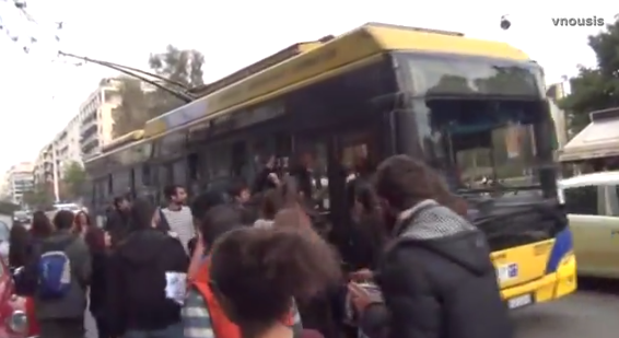 Φοιτητές γεμίζουν με συνθήματα τα λεωφορεία (Βίντεο)