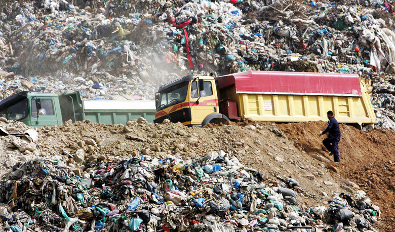 Η κυβέρνηση αφαιρεί από την Περιφέρεια τη διαχείριση αποβλήτων