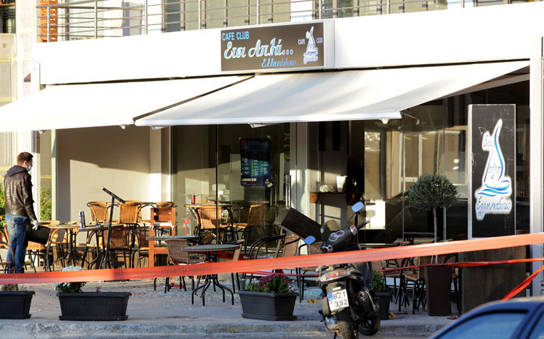 Αιματηρή επίθεση με καλάσνικοφ σε εστιατόριο στο Μικρολίμανο