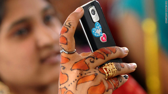 Οι Ινδές  προστατεύονται από βιασμούς μέσω κινητού