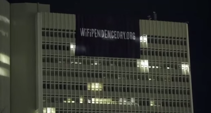 Πανό στο κτίριο του ΟΤΕ: Διαφήμιση για μια νέα υπηρεσία Wifi