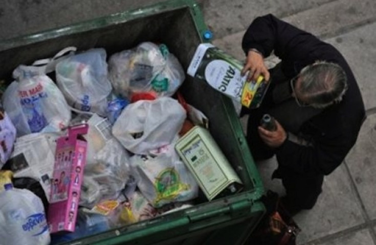 Ραντίζουν με χλωρίνη τρόφιμα στα σκουπίδια ώστε να μην τα παίρνουν οι άποροι