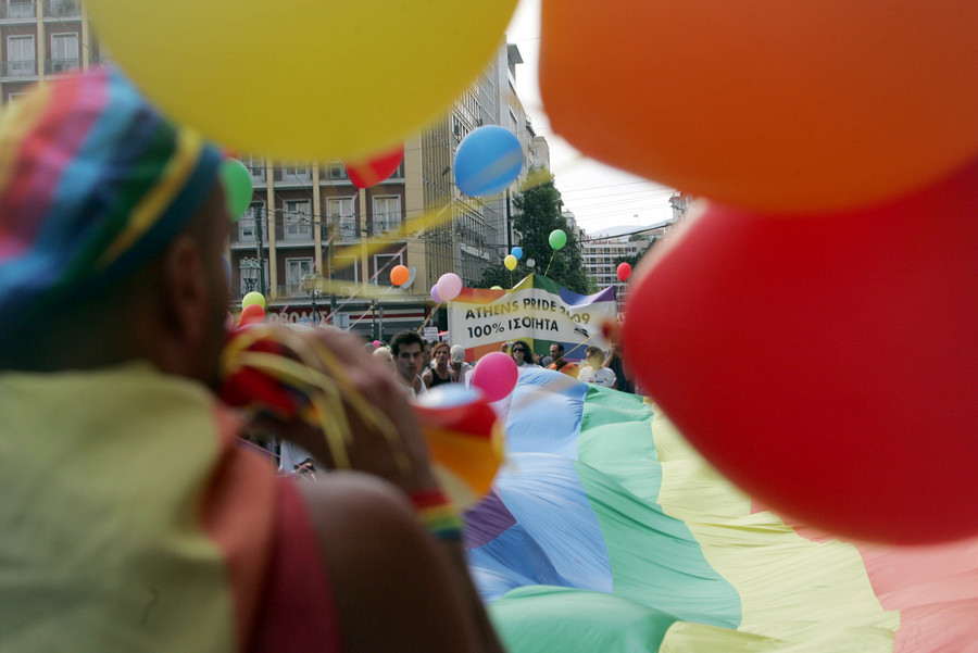 Guardian εναντίον Αθανασίου για το «όχι» στους γάμους ομοφυλόφιλων