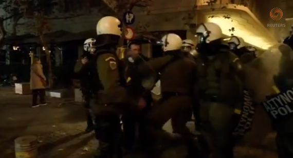 Αστυνομικός των ΜΑΤ γρονθοκοπεί συλληφθέντα (Βίντεο)