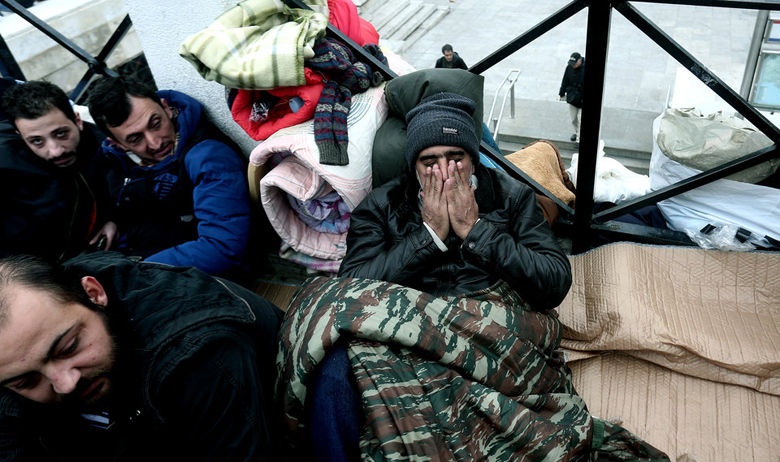 Αντιμέτωποι και με τη βροχή οι Σύροι πρόσφυγες στο Σύνταγμα