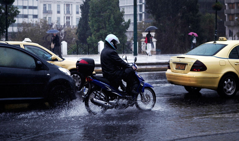 Χάος στους δρόμους της Αθήνας λόγω βροχής και επίθεσης στην πρεσβεία του Ισραήλ