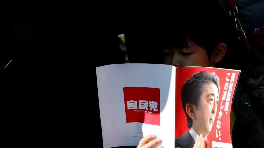 Στις κάλπες οι Ιάπωνες για ψήφο… εμπιστοσύνης στα νέα μέτρα