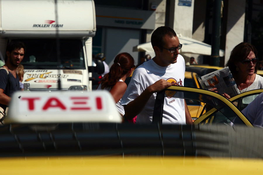 Οδηγός ταξί ψηφοφόρος του ΚΚΕ ξεναγεί το Bloomberg στην Αθήνα της κρίσης (βίντεο)