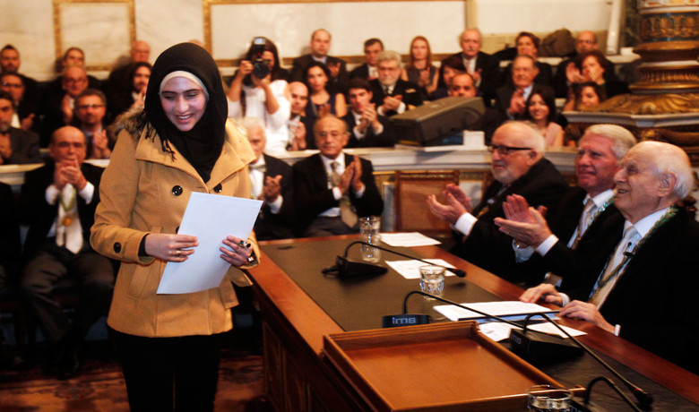 Η 19χρονη ηρωίδα Ντοά Αλ Ζαμέλ βραβεύτηκε από την Ακαδημία Αθηνών