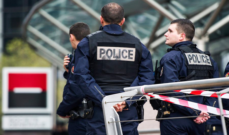Γαλλία: Επίθεση με μαχαίρι μέσα σε αστυνομικό τμήμα – Σύνδεση με τζιχαντιστές