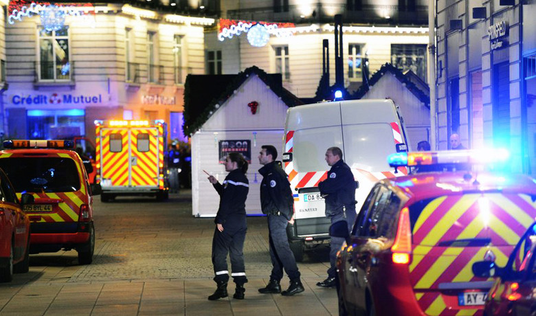 Γαλλία: Έριξε το αυτοκίνητό του πάνω σε χριστουγεννιάτικη αγορά – Δέκα τραυματίες