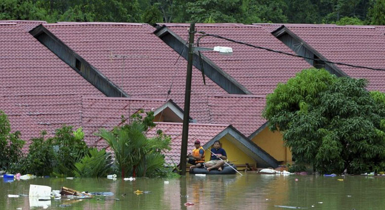 «Πνίγηκε» από τις πλημμύρες η Μαλαισία – Περισσότεροι από 100.000 οι άστεγοι